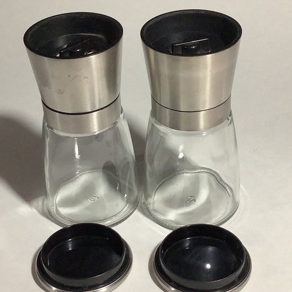 MODETRO SET OF TWO ADJUSTABLE SALT AND PEPPER GRINDERS - Picture 4 of 9